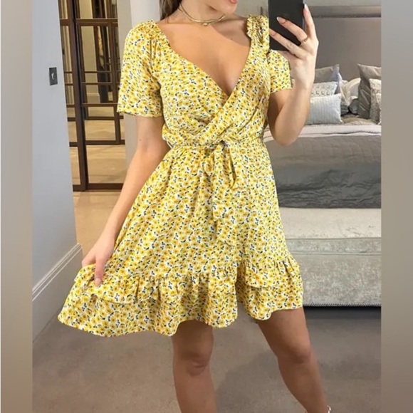 Pretty Darling Yellow floral wrap dress US 4 (small) - Picture 6 of 16